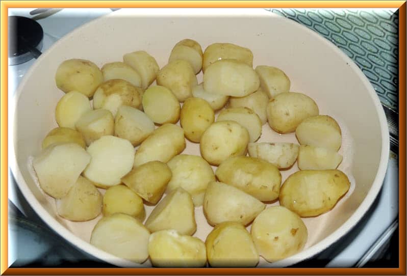 Молодой картофель с укропом и петрушкой