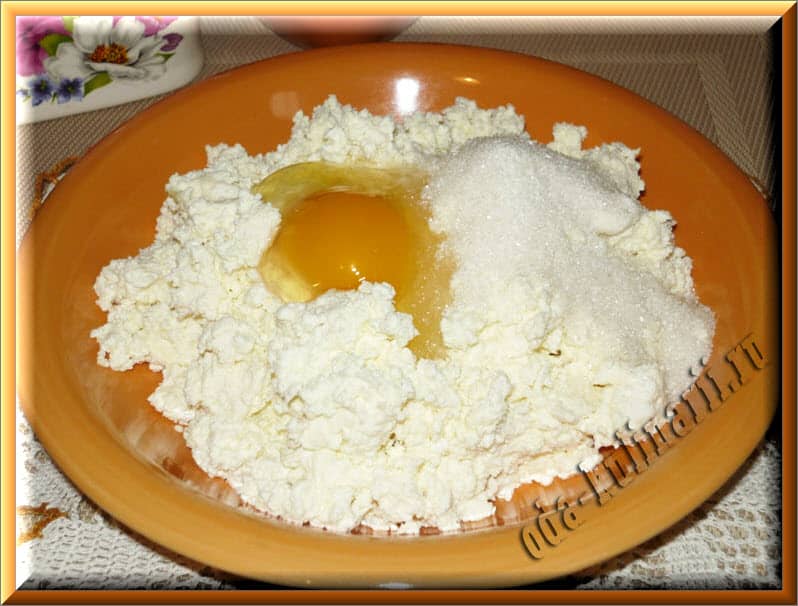 Добавить в посуду с творогом яйца, сахар, соль и ваниль.