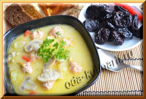 Сливочный суп с фрикадельками из лосося и грибами