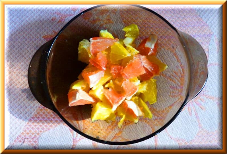 Салат со сметаной и фруктами «Фруктовая фантазия под шоколадной вуалью»