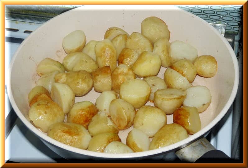 Молодой картофель с укропом и петрушкой