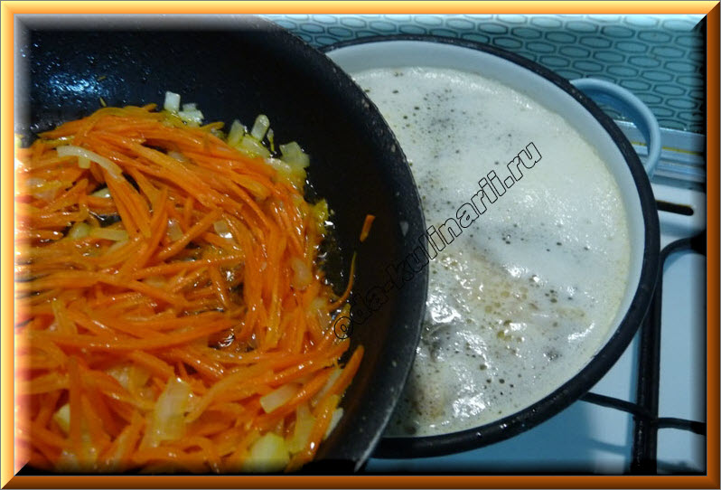 морковь с луком на сковородке