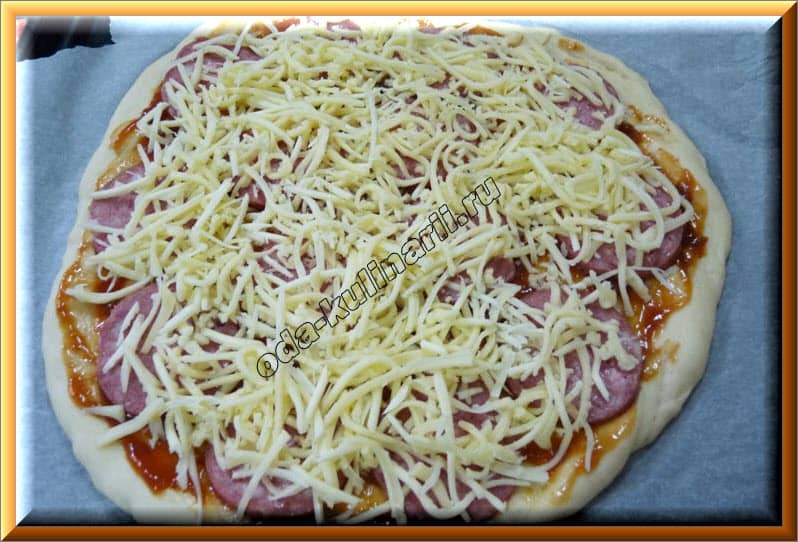 пиццу густо посыпать сыром