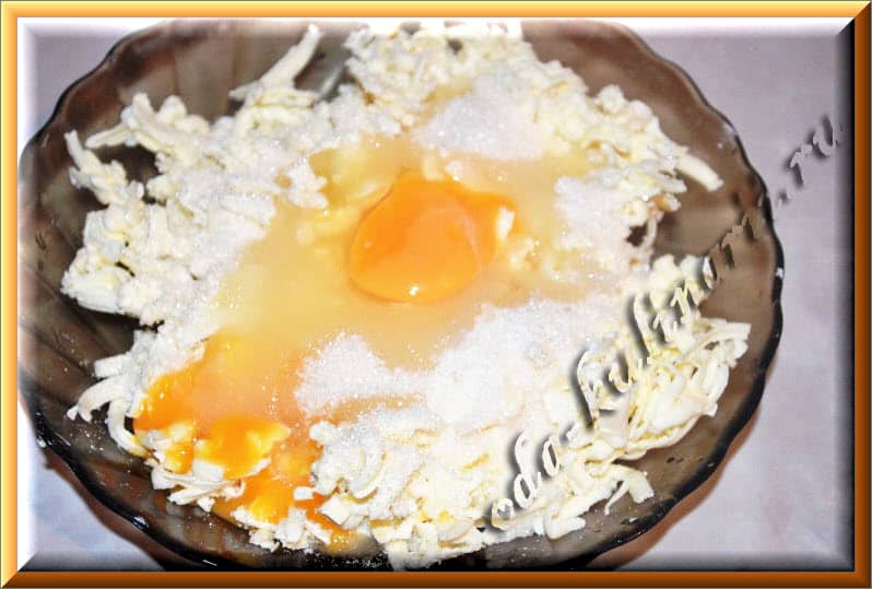 Яйца, сахар и размягченный маргарин растереть с помощью вилки