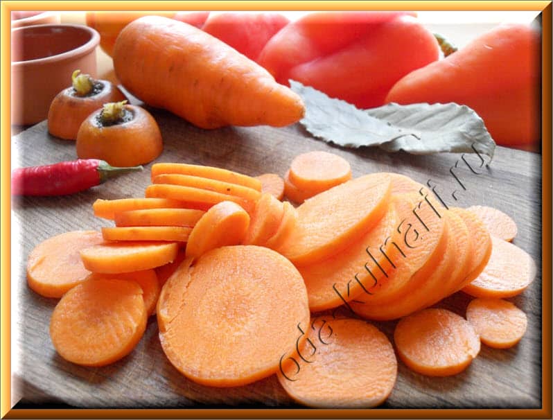 морковь нарезать кружочками