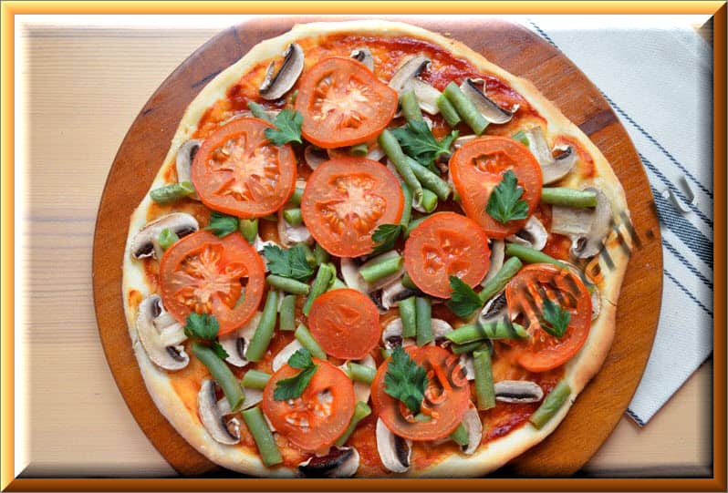 вегетарианская пицца с овощами