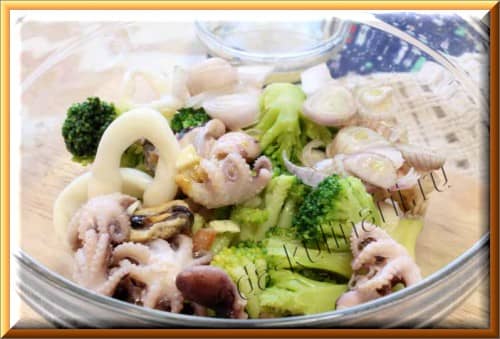 салат из морепродуктов и брокколи