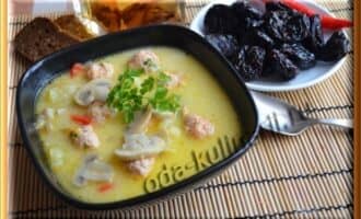 Сливочный суп с фрикадельками из лосося и грибами