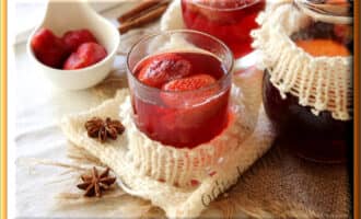 Компот из замороженных ягод: клубники и смородины