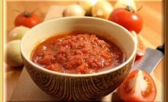 Простой рецепт сырой жгучей аджики из помидоров