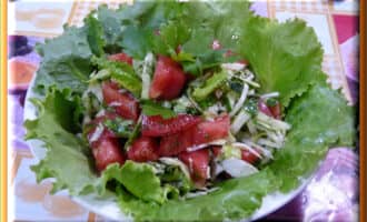 Салат с помидорами и молодой капустой