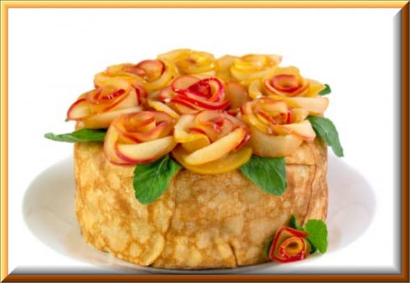 Блинный торт с яблоками и сметанным кремом