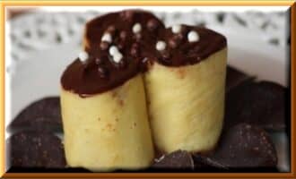 Десертные блины на кефире с шоколадной начинкой