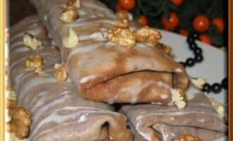 Шоколадные блинчики с черносливом, грецким орехом и сметанным кремом