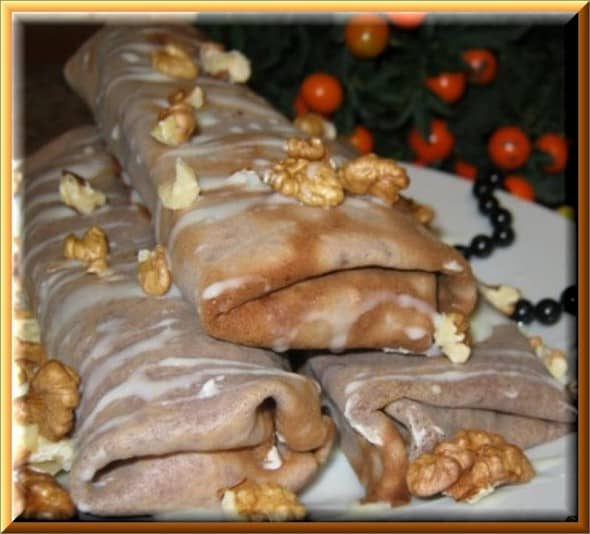 Шоколадные блинчики с черносливом, грецким орехом и сметанным кремом